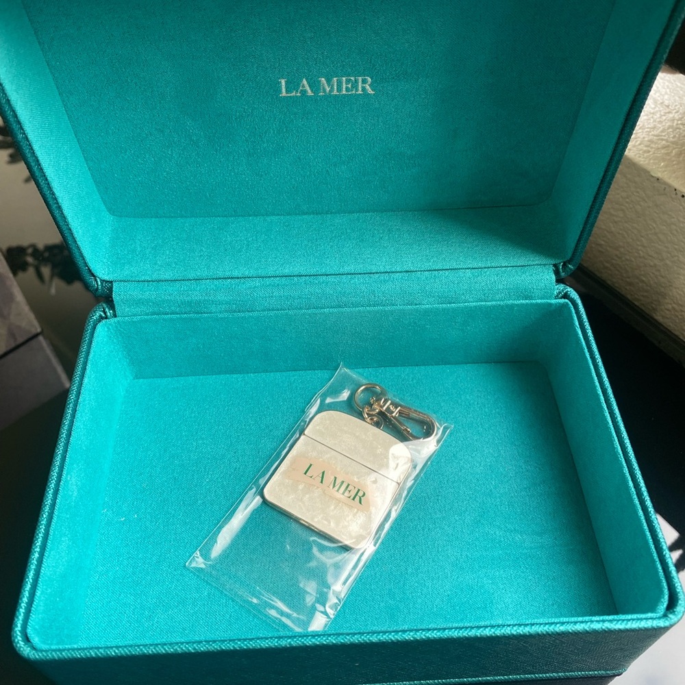 La mer keychain and box